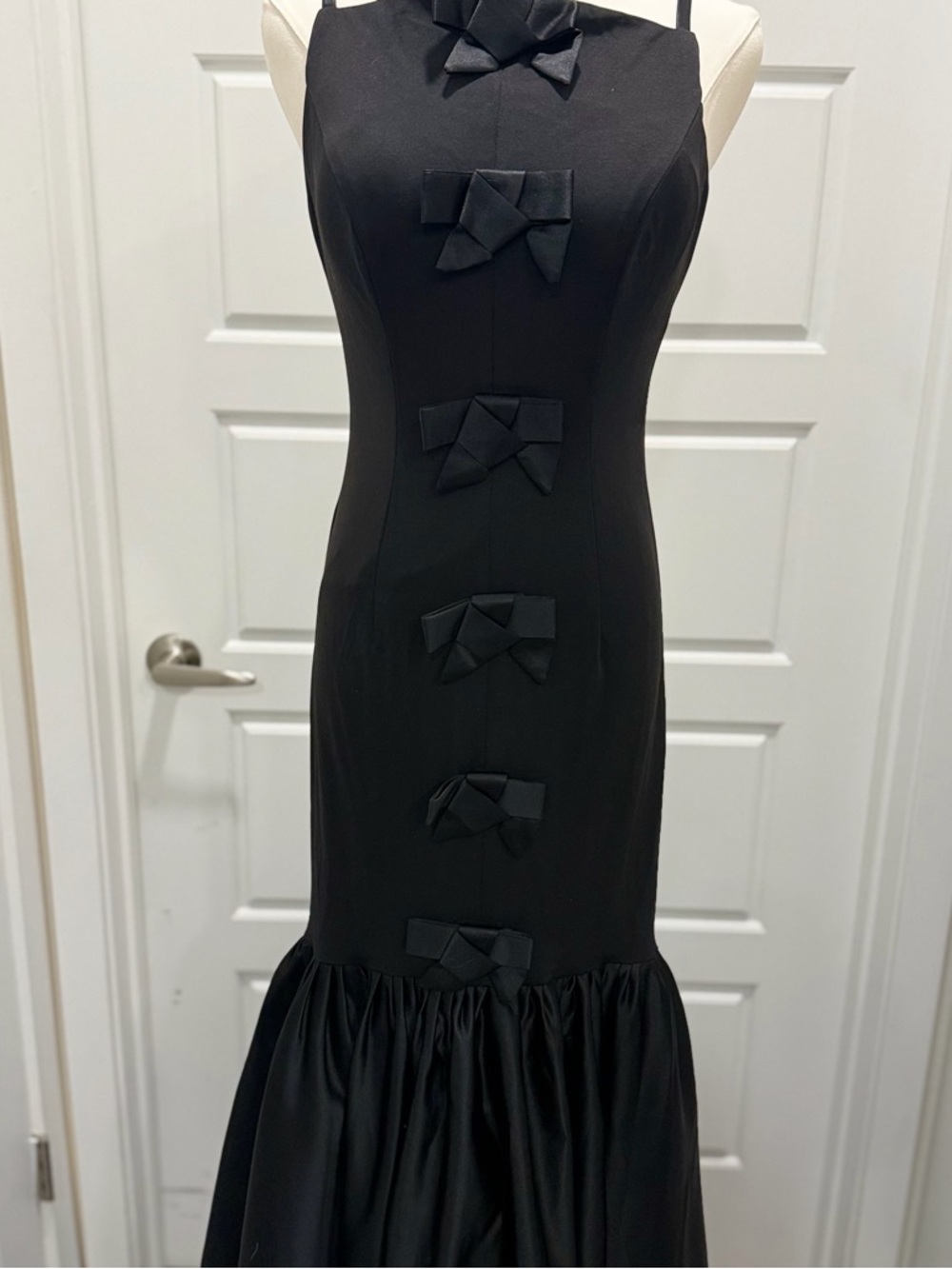 Elegant Black Bow-Accent Evening Dress - Picture 5 of 12